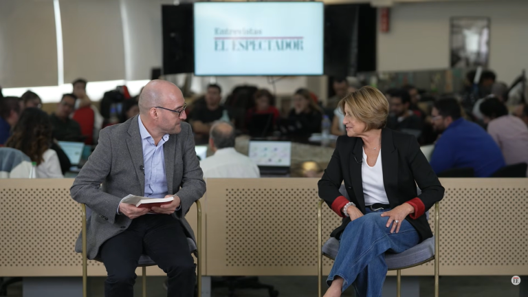 Nelson Fredy Padilla, editor de El Espectador, y María Victoria Llorente, directora de la FIP.