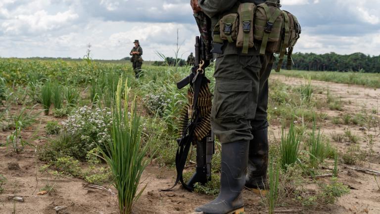 Un combatiente de la disidencia de las FARC conocida como EMBF sostiene una ametralladora comando 762 en un paraje de las sábanas del Yarí.