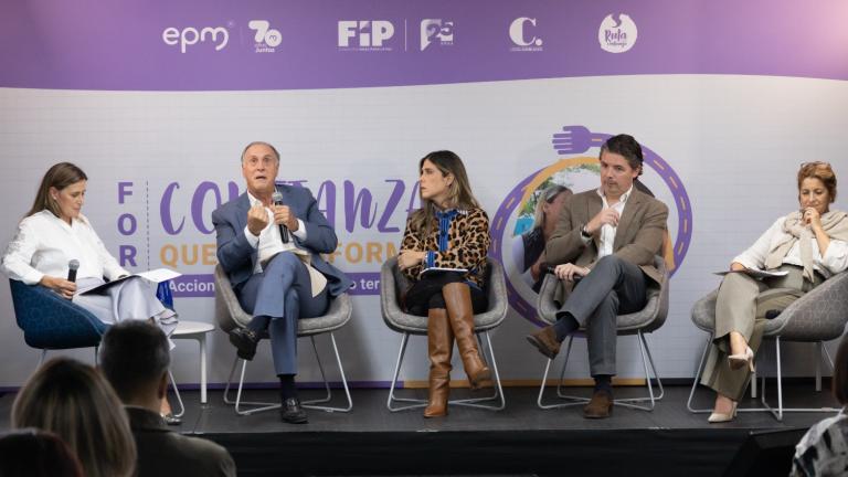 Mónica Ospina, directora de Antioquia y Medellín Cómo Vamos; John Maya, gerente general de EPM; Juliana Velázquez, directora ejecutiva de Proantioquia; Aníbal Fernández de Soto, director de ambiente y vecinos de Geopark y María Victoria Llorente, directora de la FIP.