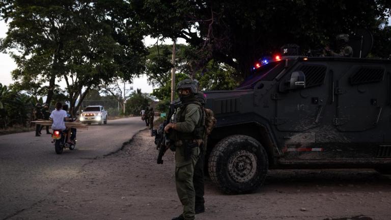 Comandos Jungla patrullan la vía que conduce de Cúcuta a Tibú, el municipio más afectado por la confrontación.