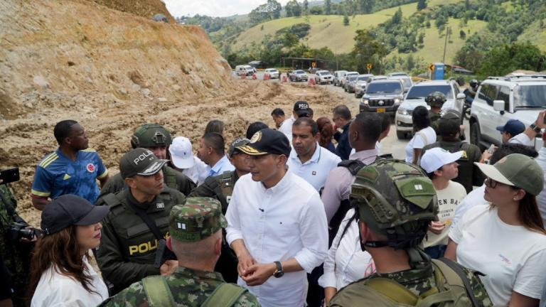 Autoridades del Cauca en la carretera Panamericana tras el atentado ocurrido en Cajibío.