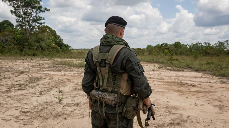 Un combatiente del EMBF (disidencia de 'Calarcá') patrulla un paraje de las sabanas del Yarí.