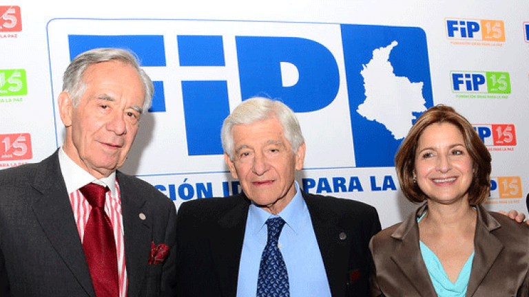 Carlos Angulo y Rodrigo Gutiérrez (fundador de la FIP), junto a María Victoria Llorente, nuestra directora, en el evento de celebración de los 15 años de la Fundación en 2015.