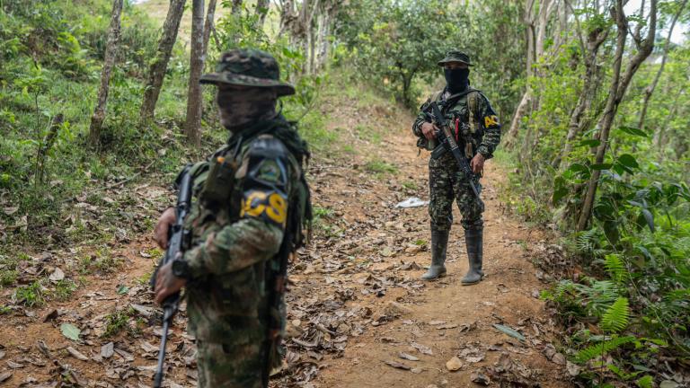 Miembros de las Autodefensas Conquistadores de la Sierra Nevada patrullan la zona rural de Santa Marta, en 2025