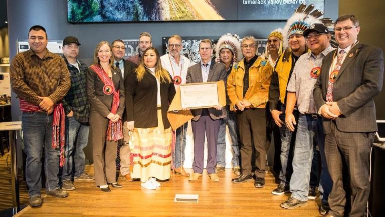 En 2023, doce comunidades indígenas de Alberta, Canadá, recibieron una garantía de préstamo por 150 millones de dólares de la Corporación de Oportunidades Indígenas de Alberta (AIOC) para financiar su participación accionaria en infraestructura de transporte y procesamiento de petróleo y gas en el yacimiento Clearwater.