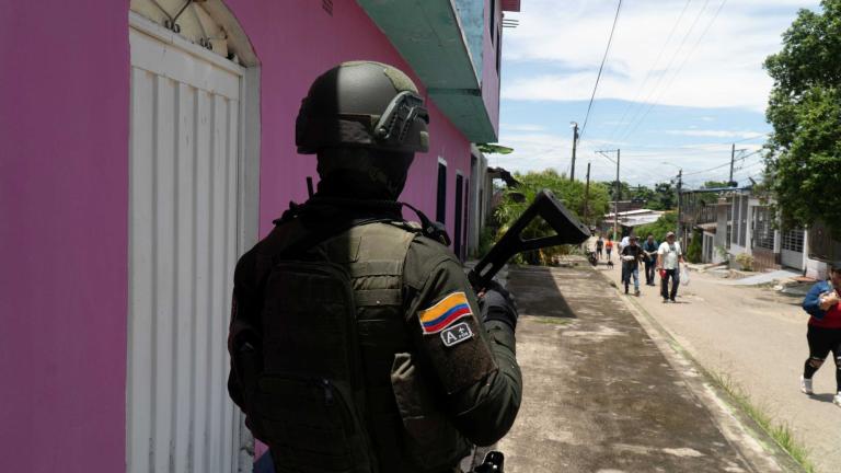Un soldado patrulla en el caso urbano de Tibú, corazón del Catatumbo, en mayo de 2025, tras la crisis humanitaria desatada por los enfrentamientos entre el ELN y el Frente 33.